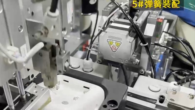 在选择上下料机器人时，以下关键性能指标不容忽视：